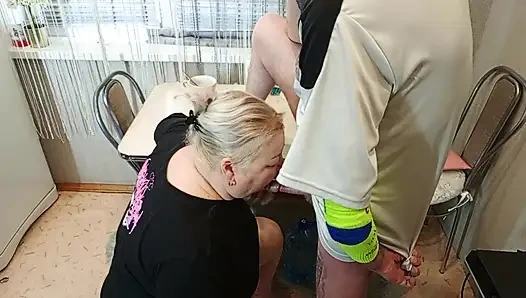 Sore hari, aku menyetubuhi tetanggaku di mulut di dapur dan muncrat