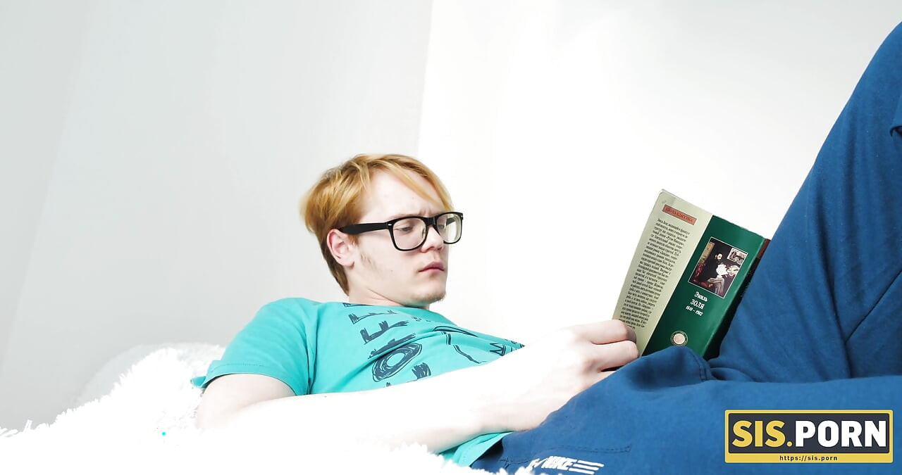 Üvey kız kardeşimin erkek arkadaşı bir adamla uyandığından şüphelenmiyor!