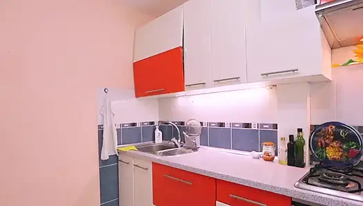 Sadakatsiz evli kadın sevgililerine gitmek için arkadaşını çağırıyor ve kocası mutfakta her şeyin fışkırtmasını duyuyor sert sikiş