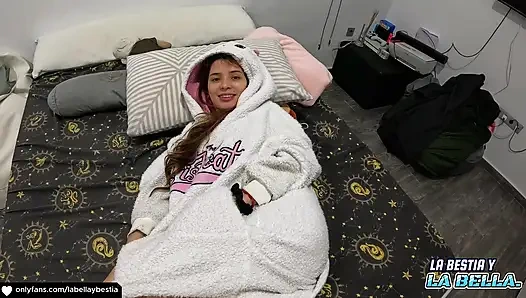 Я прошу бойфренда моего друга согреть меня, потому что я холодная, но он хочет заняться сексом, и я соглашаюсь.