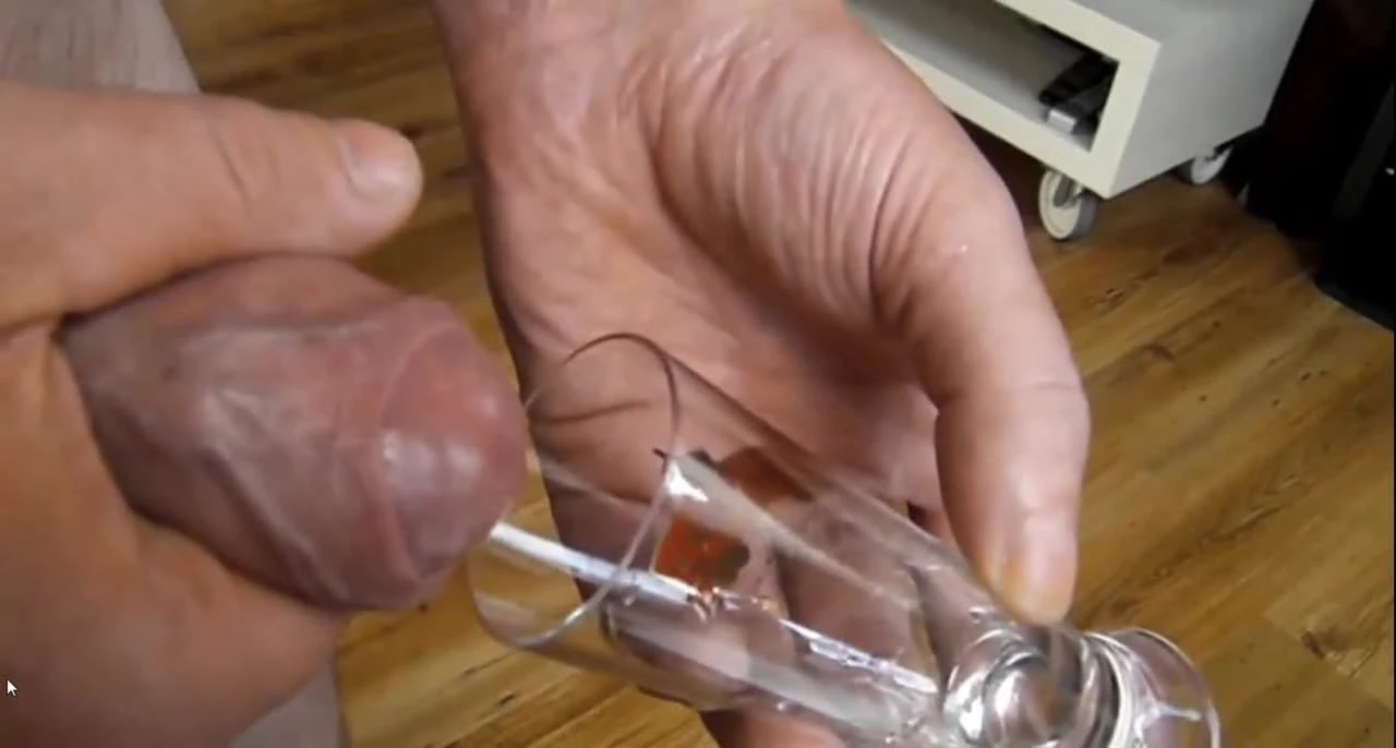 用慢动作射在玻璃杯里