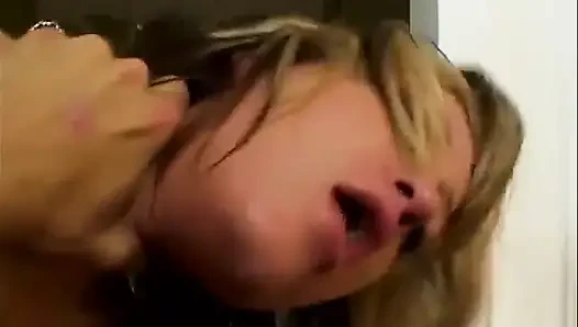 Heiße blondine mit saftigem arsch liebt es, zu lutschen und hart geknallt zu werden
