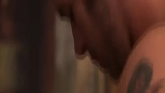 Vollbusige blonde MILF liebt es, einen großen schwanz zu lutschen