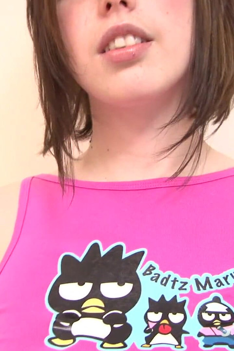 Σέξι μελαχρινή γκόμενα δείχνει τα τεράστια βυζιά της