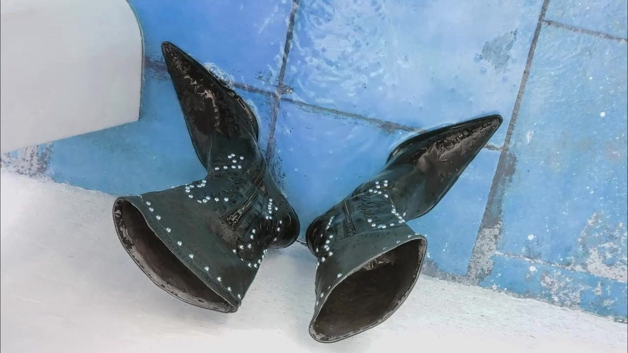 pee wife boots
