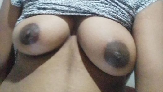 Tamil hete dame toont haar borsten in de badkamer