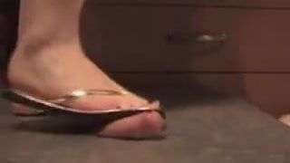 Cock crush sandalen eindigen met sperma