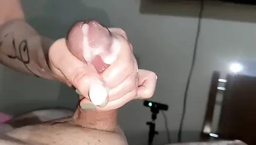 Ich bekam einen blowjob und einen handjob, bis ich viel kam.