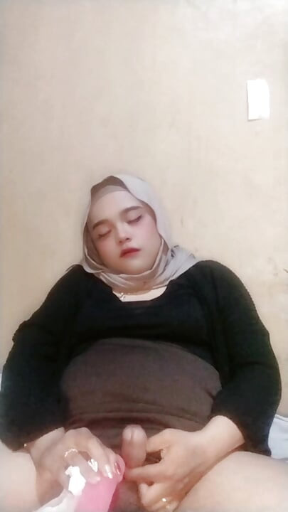 Ivvy Crossdresser Hijab Sucks Dildo and Riding It