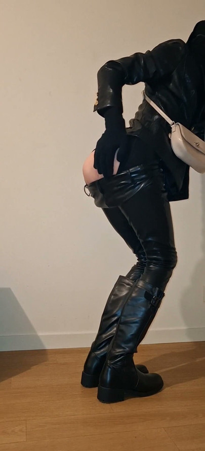 Carla toda de couro