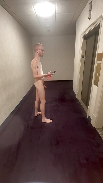 在走廊上赤身裸体走