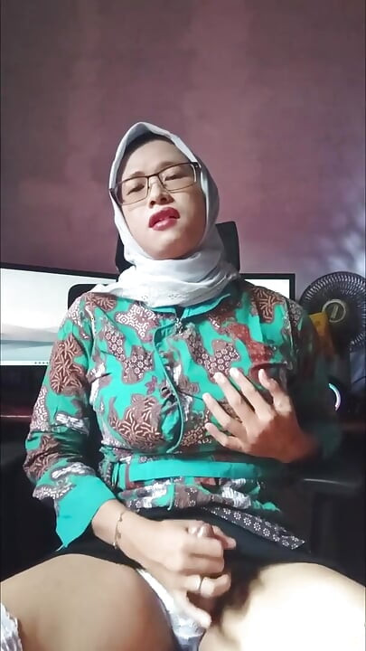 Hijab Shemale Masturbation in the Morning
