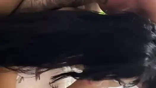Heiße brünette hotwife verheiratet mit cuckold, cuckold-ehemann, cuckold, gibt großem, überschwänztem nachbarn