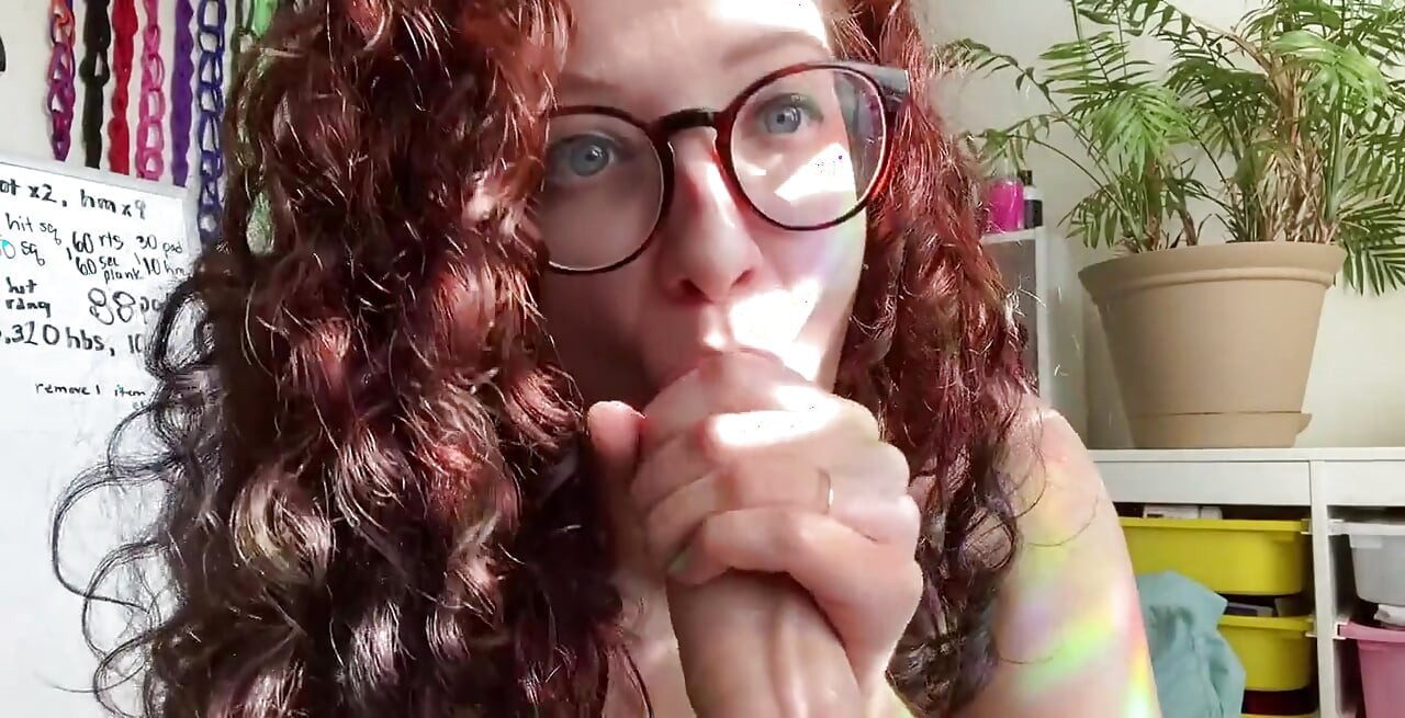 Ik zuig voor het eerst een nieuwe dildo!