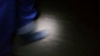 Caminata nocturna con botas de fieltro de goma