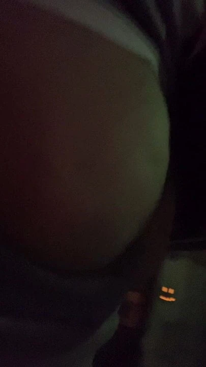 Cul flash dans la rue par un garçon bisexuel