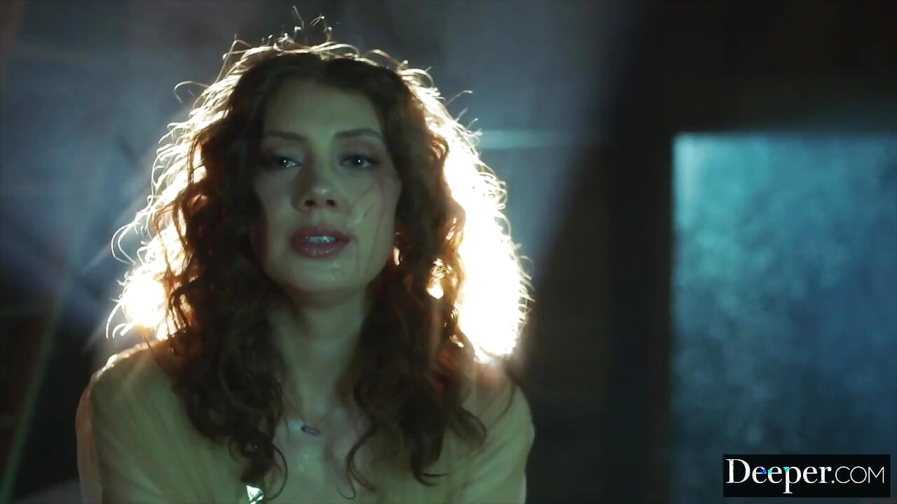 Głębiej. Bogini Elena Koshka ma intensywny trójkąt fantasy