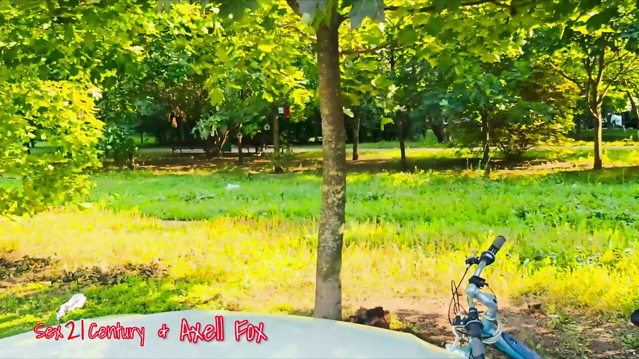 Mamada profunda al aire libre en un parque público. Rubia milf consigue semen en la boca y en la cara. Follando duro a lo perrito. Leche en el coño Mear fetiche.