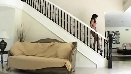 Büyük memeli seksi esmer orta yaşlı seksi kadın büyük bir yarakla sikiliyor ve ağzına boşalıyor