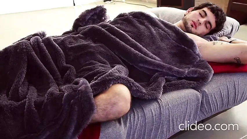 热辣的黑发Rocky Gret摸索口交和大精液