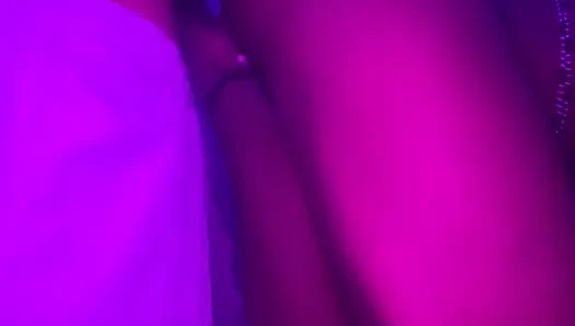 Ateşli minyon zenci genç kremsi amcık büyük zenci yarağı tarafından zenciyle sikiliyor duştan çıktığında klitorisinin fiddlinge karşı koyamadı bakış açısı