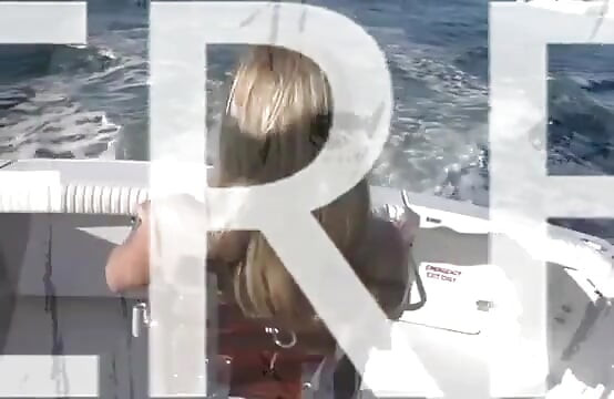 أنا أنيك عاهرة شقراء على قاربي