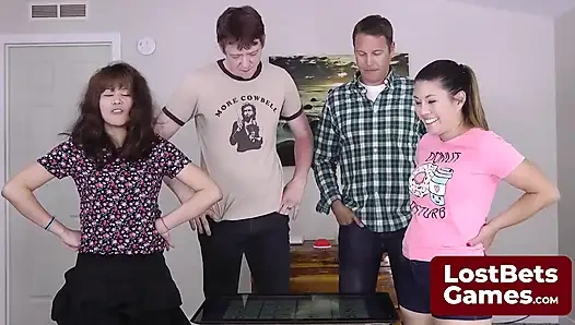 Tessa, Jesse, Jake, и Leilani Bring в игре-стриптиз карточек