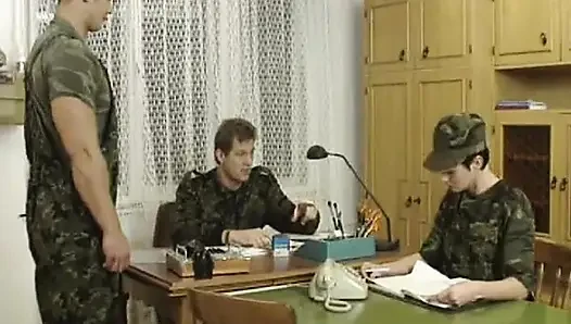 Französischer Solider geritten und mit sperma bedeckt