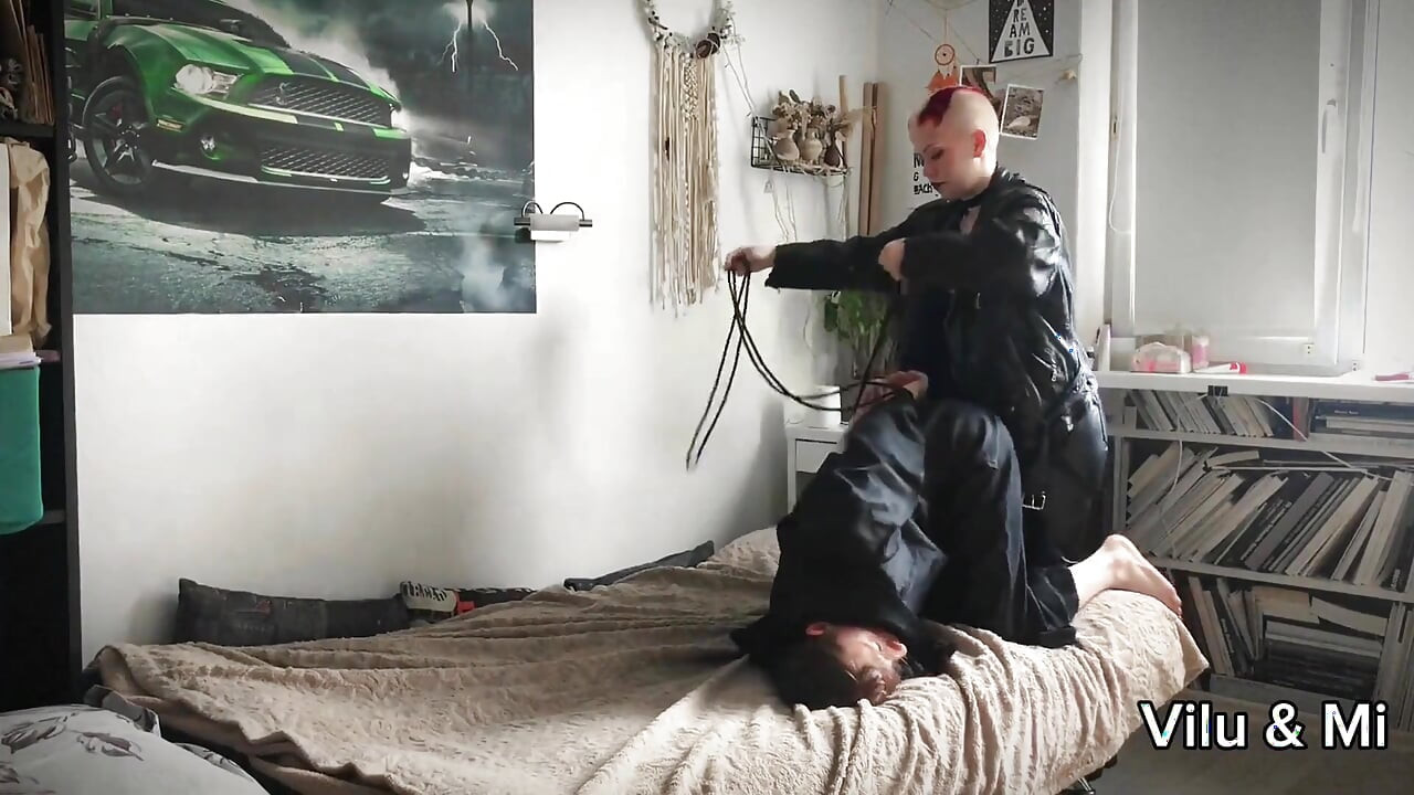 Succubus Vilu Vidish clava joven sacerdote