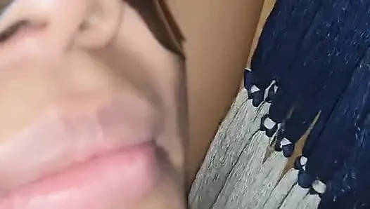 Kölem örümcek adamı taklit etti ve süt gırtlağına kadar baş aşağı durdu