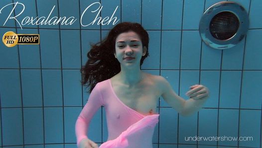 Roxalana Cheh vêtue d'une robe rose dans la piscine