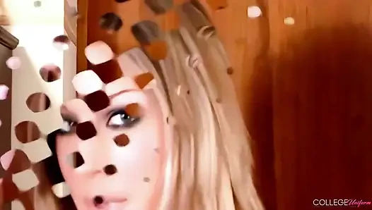 Julia crown lagi asik pamer pintu