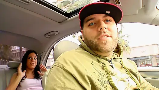 Sevimli genç kız sikiliyor ve sert sikiliyor