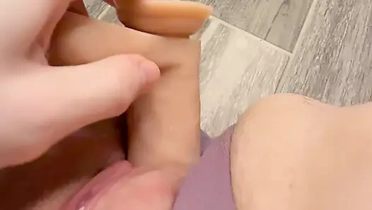 Dildo kullanarak kremsi ıslak amcık