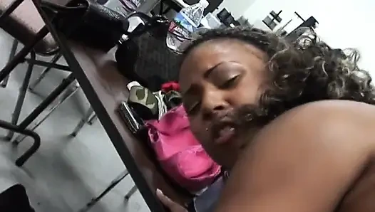 Возбужденный ебарь сосет член две крошки, затем делает камшот на лицо