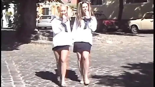 Blondine in seemannsuniform fickt im freien mit typen