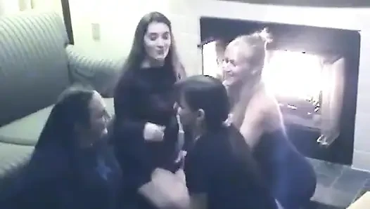 Vixen ve Kylie'nin amcığı dörtlü seks yapıyor