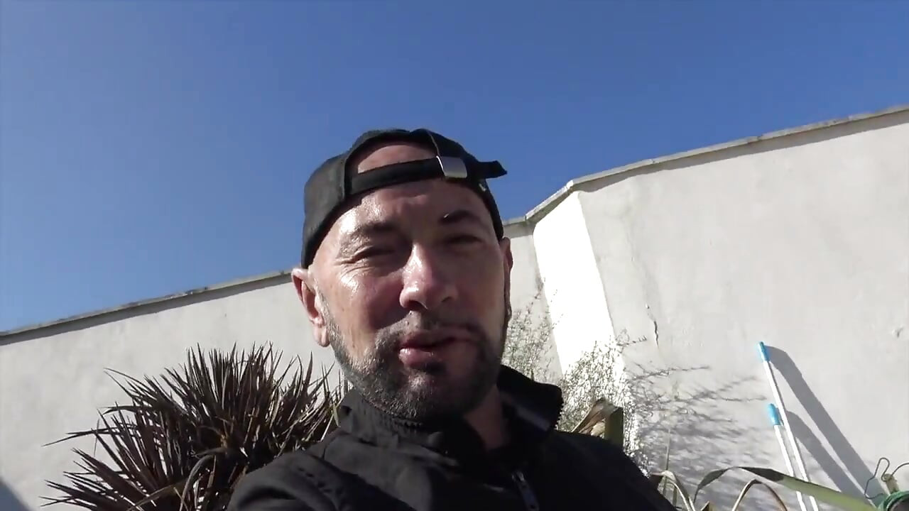 Jony follada a pelo por 2boys de Francia al aire libre