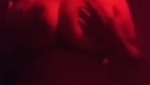 Üvey annem kırmızı odama geliyor