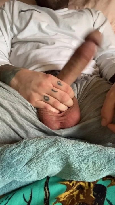 Solo amateur guy jerking big cock