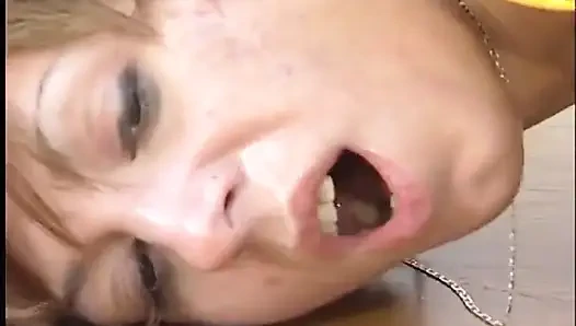 Sapık adam aletini emmeden önce esmer sürtüğü aşırı sokmayla sikiyor