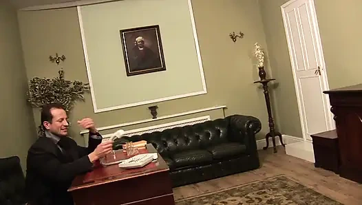 Beyaz adam onu sikmeden önce zenci amını yalatıyor