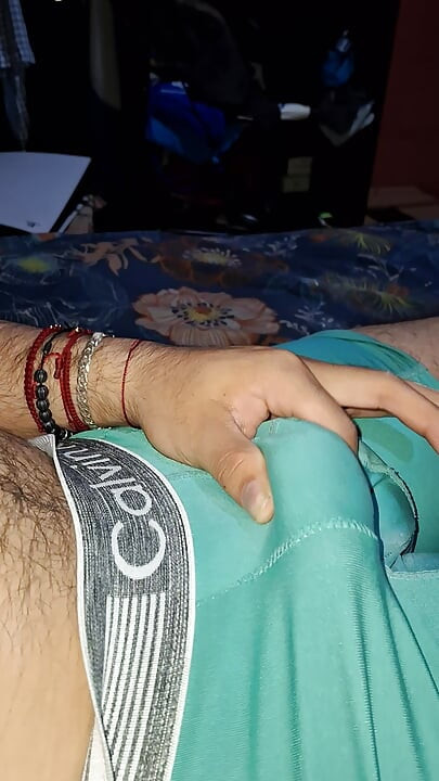 Pacar temanku minta videonya dan aku ngirimin dia...