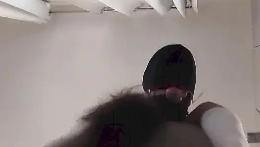 MILF gözleri bağlı ve ağzı bağlanmış, vajina ve ağzında sevişti