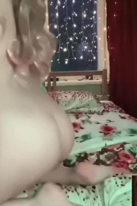 Première vidéo porno, cosplay et Ahegao