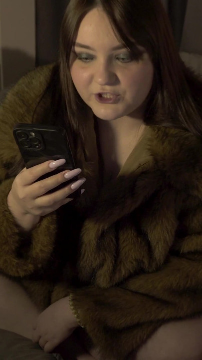 ! NU MAI SUNTEM ÎMPREUNĂ! Poveste porno - Stăpâna își fute băiatul cu un vibrator legat în timp ce poartă o centură de castitate | Clip 1