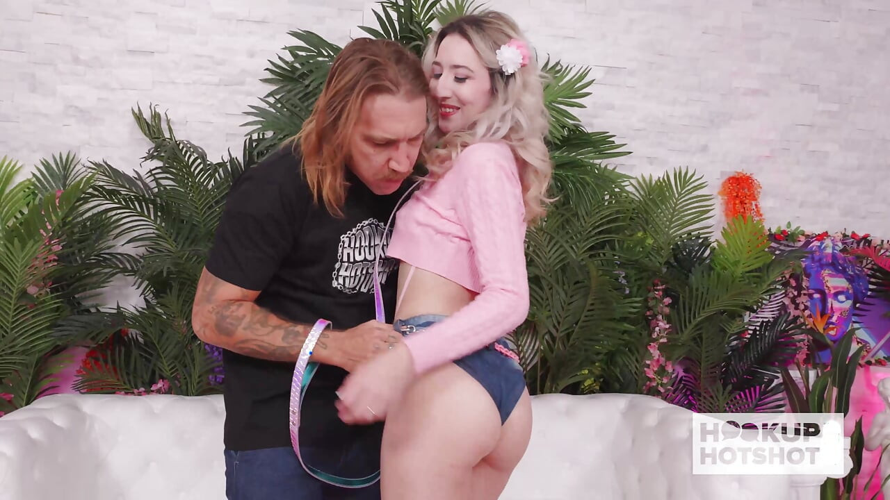 小柄なスイート・ショピアがブライアンにドギースタイルでセックスされるのが大好き!