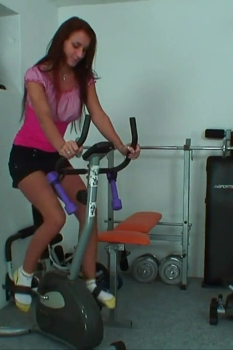 Sexy rothaarige mit perfekten titten bekommt ihre nasse muschi im fitnessstudio gefickt, um heißes sperma zu spritzen