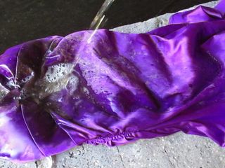 Bir sel kanalında sam&#39;in kirli balo elbisesine işemek