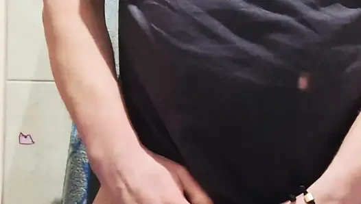 Ehemann spielt mit seinen engen jungfräulichen löchern mit anal und spielzeug